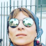Sahar Dolatshahi Instagram – چند روز پيش به نوشته زيبايي برخوردم كه خيلي به دلم نشست دلم خواست اينجا با شما تقسيمش كنم از نويسنده  خلاق اش اجازه گرفتم با محبت تمام قبول كرد.  با نگاه كردن به عكسهاش و آشنايي هر چند مجازي با اين خانوم  احساس كردم اين فضاي پر از خشونت مجازي گاهي هم ميتونه چيزي به مهر در جهان اضافه كنه شايد…
.
دخترم
از آن زنهایی شو
که دنبالِ هیچ نجات دهنده ای نیستند
که شعرِ عاشقانه حفظ نمیکنند
که منتظر نیستند زندگیشان ناگهان متحول شود
از آن زنهایی نباش که از تنهایی
قدرِ مردن میترسند
که تمامِ زندگی،خود را برای زندگی
آماده میکنند!
از آنهایی باش که خودشان
دستِ خودشان را میگیرند
و اتفاق ها را رقم میزنند.
از آنهایی که همانقدر که شیرینند
تلخ و دور از دسترس اند
که بودن در هر جمعی را نمی پذیرند
که بودن به هر قیمتی را تاب نمی آورند
که همان قدر جلوی کتاب وقت میگذرانند
که جلوی آینه
که همه ی رنگها را میبینند
و هیچ رنگی را خط نمیزنند از زندگی
که هم قرمزی لبهایشان توی ذوق میزند
هم تلخی وجودشان!
از آنهایی باش که قدرِ فیلمهای
جدیِ پنج ستاره ای که دیده اند
کمدیِ رمانتیک هم دیده اند
از آنهایی باش که بلدند
هم از حافظ نقل قول کنند
هم سیاست را بدانند
از آنهایی شو که یک فولدرِ موزیک
مخصوص خودشان دارند و یکی برای جمع!
از آنهایی باش که وقتی آدمها
برایشان از قطار دست تکان میدهند لبخند میزنند
و وقتِ رسیدن به خانه تمامِ شب را اشک میریزند!
از آنهایی باش که توی دلشان رازهایی هست
که قول داده اند به هیچ کس نگویند.  ثمين شايسته @samin.sh68