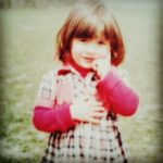 Elham Hamidi Instagram - این عکس که از آلبوم پر خاطره دوران کودکیمه ، خیلی برام جذابه و جالبه، از پدر و مادر مهربونم بابت همه زحماتی که برام کشیدن بی نهایت ممنونم و از اینکه همیشه کنارم بودند بخود می بالم.ژست از الهام حمیدی سه ساله از تهران#کودک #