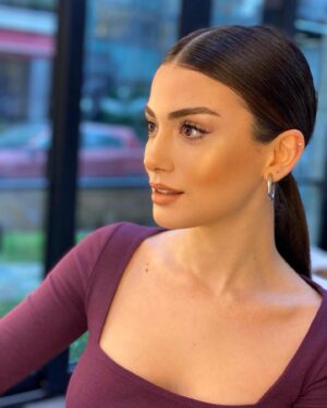 Özge Yağız Instagram - portrait 📸 @zubeydekaycii 💛