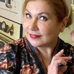 Marina Fedunkiv Instagram - Назойливые соседи — крайне сомнительное удовольствие. Расслабишься  — они уже бдят. 🙄
Хотя какой тут расслабишься в такие-то морозы, которые по всей стране стоят. А мы от перипетий прошлого года не отошли еще, где ж позитив-то брать? 🤷‍♀️
Но один плюс от назойливых соседей все же есть: обычно они знают и готовы поделиться информацией обо всем. 
Например, о том, куда и как правильно от морозов и плохого настроения сбегать! Старшая по подъезду — Марина — плохого не посоветует. В Дубай, конечно, да еще и бесплатно. 

Вот что для этого нужно:
- Вам должно быть не менее 21 года
- Снимаете видео или фото пост про то, как вы попрощались с 2020 годом и о ваших планах на год 2021; 
- Публикуете его в Instagram до 31 января 2021 года. Не допускается использование в публикации нецензурной лексики, употребление алкоголя и элементов 18 
- Отмечаете под своим постом мой аккаунт @marina_phedunkiv , аккаунт одного вашего друга, с которым хотите отправиться в Дубай, аккаунт @visitdubai.ru и ставите хэштеги #ready4Dubai и #разбудитевДубае2021

Внимание, отмечать можно только три аккаунта, других известных людей или несколько друзей отмечать не стоит. 

- Подписываетесь на @visitdubai.ru

5 февраля у себя в сториз я объявлю победителя, который отправится в путешествие в Дубай! Сама лично прослежу за его награждением!

Всем удачи!

Полные правила конкурса: https://clck.ru/SgWMd

#федункив #маринафедункив #путешествие #дубай #конкурс #фото #тур #камеди #пожилойблоггер #советскаяльвица
