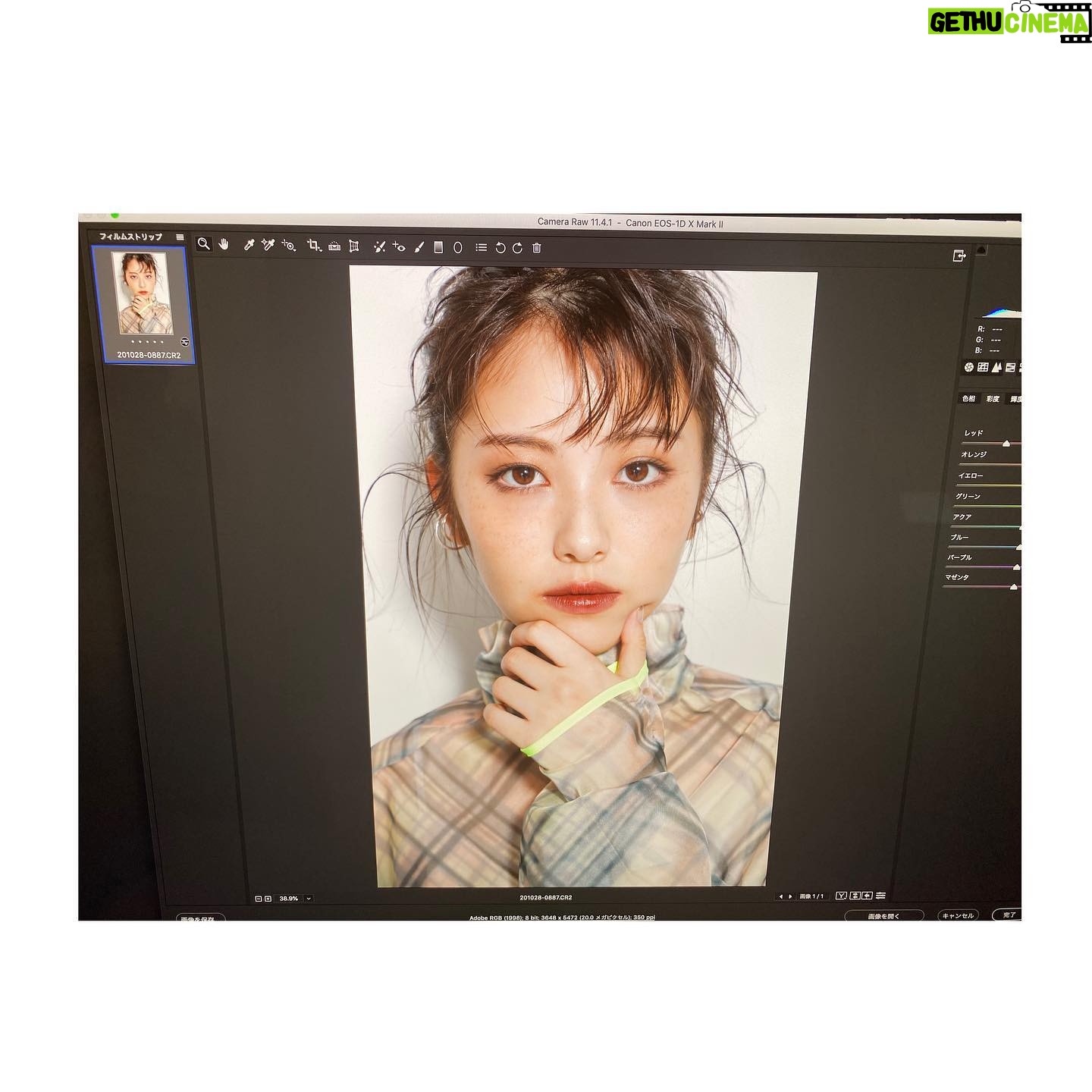 Minami Hamabe - 322.1K Likes - 本日発売の『VOCE』3月号
メイクページに出させていただいております🦄
4パターンの春メイク!
幸せ呼び込む春リップ🦄
メイクって凄いですよね…
一気に印象変わってすごく素敵な写真ばかりでした🦄
この写真みて思うのが…
髪の毛のばしたーーーーーーい!!
髪の毛自由自在に操る能力が欲しい
ロン毛にすぐになれたら便利ですよね🦄
次ロン毛になることがあったら
自分でヘアアレンジ上手に
できるように練習します。
朝起きたらロン毛になってないかなーーー…
3日に1回ロン毛にならないかな
とはいえショートも好きなので
ショート楽しいですけどね!!
素敵なお写真詰まってますので
ぜひお手にとってみてください🦄