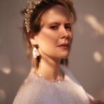 Sarah Paulson Instagram – No eyebrows but make it fashion. 
Thank you to everyone @dujourmedia for a wild day, WAY outside my comfort zone. (Eyebrows courtesy of Linda Tripp) 

Photography: @maxabadian
Words: @natashawolff
Stylist: @karlawelchstylist
Hair: @hairbyadir
Makeup: @adambreuchaud
Creative Director: @alexanderwolf @kristiestreicher