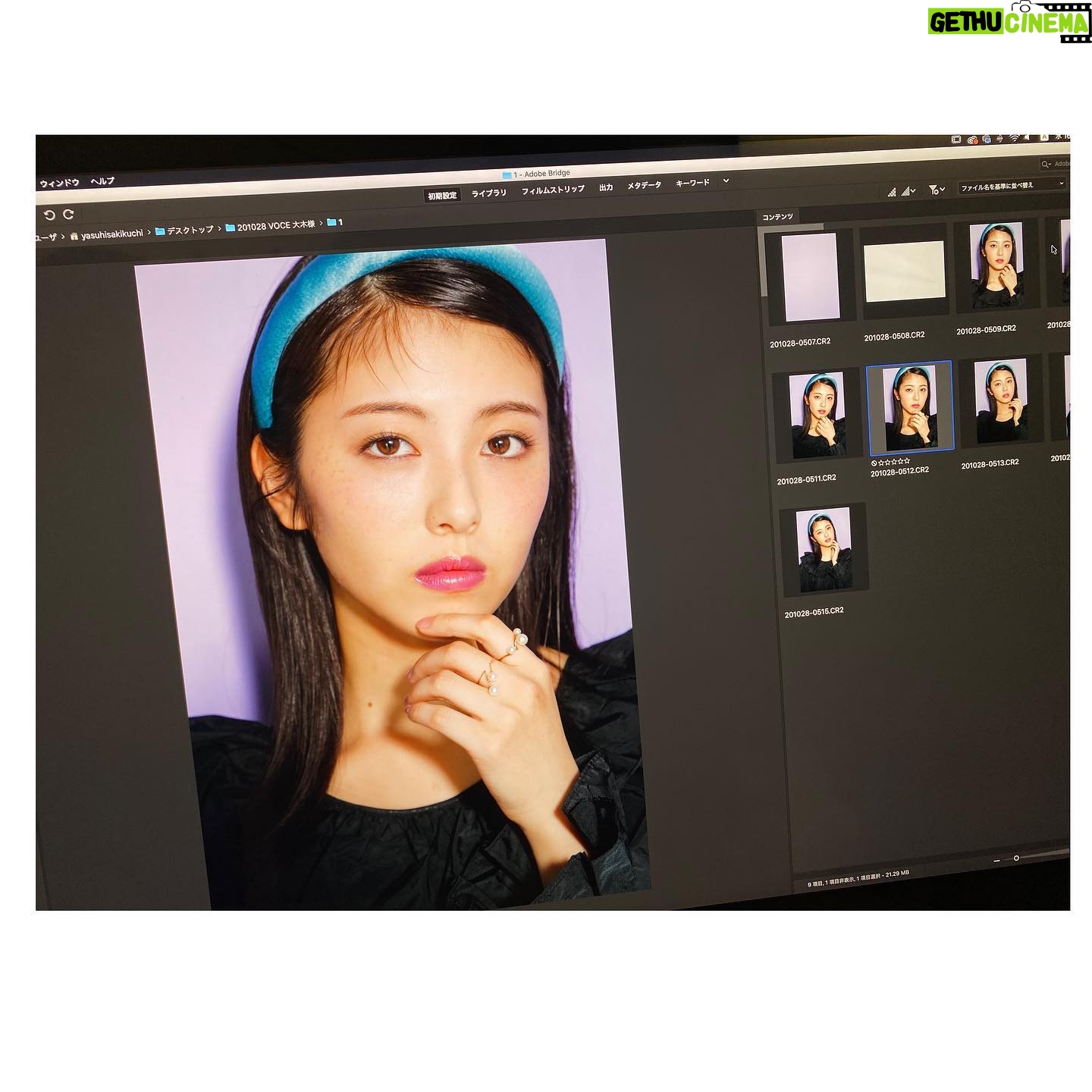 Minami Hamabe - 322.1K Likes - 本日発売の『VOCE』3月号
メイクページに出させていただいております🦄
4パターンの春メイク!
幸せ呼び込む春リップ🦄
メイクって凄いですよね…
一気に印象変わってすごく素敵な写真ばかりでした🦄
この写真みて思うのが…
髪の毛のばしたーーーーーーい!!
髪の毛自由自在に操る能力が欲しい
ロン毛にすぐになれたら便利ですよね🦄
次ロン毛になることがあったら
自分でヘアアレンジ上手に
できるように練習します。
朝起きたらロン毛になってないかなーーー…
3日に1回ロン毛にならないかな
とはいえショートも好きなので
ショート楽しいですけどね!!
素敵なお写真詰まってますので
ぜひお手にとってみてください🦄