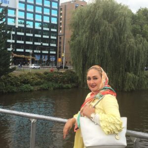 Elham Hamidi Instagram - سلام به همه عزیزان امروز اول مهر یاد ایام مدرسه افتادم چه ذوق و شوقی داشتیم یادش بخیر ، سلامی گرمتر و ویژه دارم به همه بچه مدرسه ای ها و محصلان و معلمانی  که باید از اول مهر برای ساختن ایرانی آباد تلاش کنند ، قدر و موقعیت درس خوندن و خوب بدونید خانواده هاتون و تحت  فشار نزارید و تو مصرف و حفظ ،  لوازم التحریر و وسایل آموزشی تون کوشا باشید و بدونید در نزدیکی هممون هستند عزیزانی که هنوز از مقدمات تحصیل مثل قلم و دفتر و کیف محرومند اما با انگیزه و نیت درس خوندن پله های موفقیت و طی می کنند پس تتیجه  می گیریم  کسب موفقیت و مدارج بالای علمی رسیدن تو ناز و نعمت بودن نمی خواد ،  اما اسراف و فخر فروشی تو تحصیل خیلی بده چون بحثه آینده ایرانه#مدرسه#مهر#لوازم_تحریر#درس#