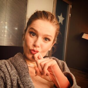 Burcu Biricik Instagram - Ben bölümü izleyemesem de siz kaçırmayın (ben de güzel işler peşindeyim🙈)
 #kırmızıoda yeni bölüm başlamak üzeredir 💃❤️ #ahboncuk @kirmizioda.dizi @movier 🎈