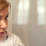 Marina Fedunkiv Instagram - Стало уже традицией делиться с вами моими рецептами вкусных блюд из продуктов «Простоквашино». Готовить с ними просто и удобно, а результат всегда получается вкусным и часто даже превосходит ожидания! Сегодня, в преддверии грядущей Масленицы, хочу рассказать о  своих секретах приготовления блинов. Тем более, что у «Простоквашино» сейчас проходит марафон #НаВсюСтрануМасленица. Готовьтесь к масленице вместе с нами уже сейчас, пробуйте новые рецепты и удивляйте своих близких на масленичную неделю!
Для участия в марафоне,  делайте фото с блинчиками и продуктами Простоквашино с 8 февраля по 14 марта. Ставьте хэштег своего города и #НаВсюСтрануМасленица. Не забудьте отметить и подписаться на аккаунт @prostokvashino_russia. Каждую неделю будут разыгрываться кухонные машины Bosh и сертификаты в М.Видео, а главный приз Iphone 12 Pro будет разыгран после Масленицы среди всех участников!
А как вы знаете, я родом из города #Пермь, а значит готовить блинчики будем по местному рецепту.

Нам понадобятся:

Сметана «Простоквашино» - 3 ст.л.
Молоко «Простоквашино» - 300 мл
Пшеничная мука - 120-130 г
Сахар - 3 ст.л.
Сливочное масло «Простоквашино» - 3 ст.л.
Соль - 2 щепотки
Яйца - 2 шт.
Творог «Простоквашино»- 500 гр
Изюм

Возьмите глубокую миску или кастрюльку, вбейте туда пару свежих куриных яиц и влейте молоко любой температуры. Потихоньку начните все перемешивать венчиком. Теперь добавьте сахар и пару щепоток соли. На этом же этапе можно добавить корицу и ванильный сахар
Добавляем масло и сметану.
Теперь начинайте постепенно добавлять пшеничную муку, не прекращая размешивать венчиком. Можно воспользоваться погружным блендером, буквально на 5-10 секунд.
Интенсивно перемешивайте тесто, пока не будет размешан последний комочек муки. После этого дайте постоять минут 15.
Параллельно смешиваем творог с изюмом для начинки. Для жарки первого блина желательно смазать сковороду растительным маслом. После этого раскалите ее и вылейте небольшую порцию теста, распределите по всей сковороде. Жарьте блинчик на слабом огне минуту-полторы. Переворачиваем на другую сторону и жарим ещё 30 секунд! И блинчики готовы! Обязательно смажьте каждый сливочным маслом и добавьте начинку.