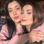 Özge Yağız Instagram – @sol.yanimdizi bu akşam💜
bizlere eşlik ettiğiniz için minnettarız…
yeniden kavuşmak üzere🪁