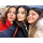 Özge Yağız Instagram – @sol.yanimdizi bu akşam💜
bizlere eşlik ettiğiniz için minnettarız…
yeniden kavuşmak üzere🪁