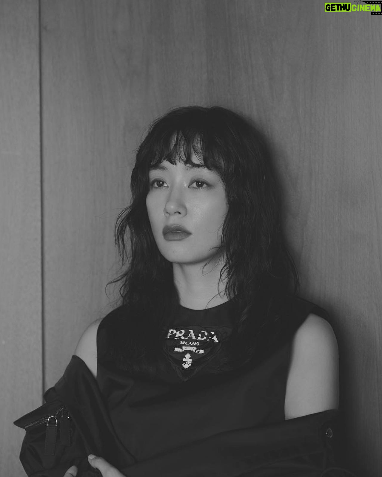 Asami Mizukawa Instagram - FIGARO japon othercut
#フィガロジャポン3月号「ミウッチャ×ラフ・シモンズ、新生プラダが始動する。」
photo @yuuukikumagai
@prada
@madamefigarojapon