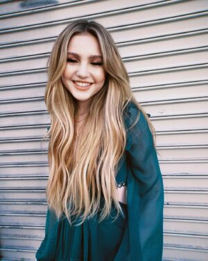 Ella Anderson Instagram - swipe for a little peek of the fun stuff in the works with 
@mrenriquemelendez (style)
@claytonhawkins (hair)
@lorencanbymakeup (mu)
 👀🧪🪲🪲🍃