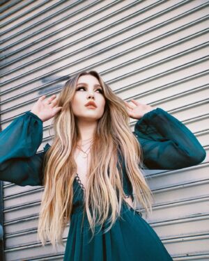 Ella Anderson Instagram - swipe for a little peek of the fun stuff in the works with 
@mrenriquemelendez (style)
@claytonhawkins (hair)
@lorencanbymakeup (mu)
 👀🧪🪲🪲🍃
