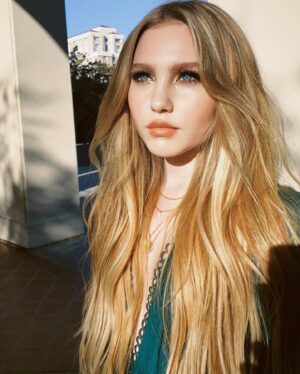 Ella Anderson Instagram - swipe for a little peek of the fun stuff in the works with 
@mrenriquemelendez (style)
@claytonhawkins (hair)
@lorencanbymakeup (mu)
 👀🧪🪲🪲🍃