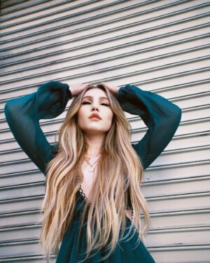 Ella Anderson Instagram - swipe for a little peek of the fun stuff in the works with 
@mrenriquemelendez (style)
@claytonhawkins (hair)
@lorencanbymakeup (mu)
 👀🧪🪲🪲🍃