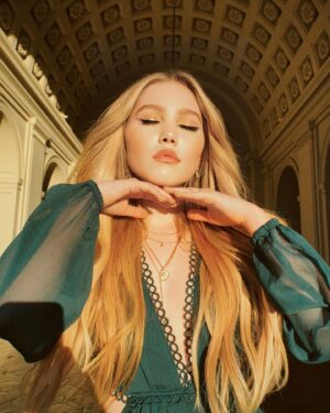 Ella Anderson Instagram - swipe for a little peek of the fun stuff in the works with 
@mrenriquemelendez (style)
@claytonhawkins (hair)
@lorencanbymakeup (mu)
 👀🧪🪲🪲🍃