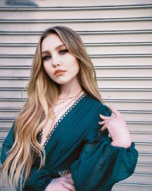 Ella Anderson Instagram - swipe for a little peek of the fun stuff in the works with 
@mrenriquemelendez (style)
@claytonhawkins (hair)
@lorencanbymakeup (mu)
 👀🧪🪲🪲🍃
