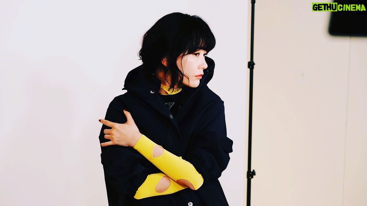 Asami Mizukawa Instagram - 東京とNYでリモート撮影するという初めての体験をしました💻📸プラダ公式で順次公開するそう。是非💫
2月25日22時より、ミウッチャ・プラダとラフ・シモンズによる 2021年秋冬レディスコレクションをオンラインで配信します。 #プラダ ジャパンの公式ツイッターまたはPrada.comでご覧ください。
Miuccia Prada and Raf Simons present
PradaFW21 womenswear collection
February 25th 2021
2pm cet
View the show at Prada.com
#PradaFW21