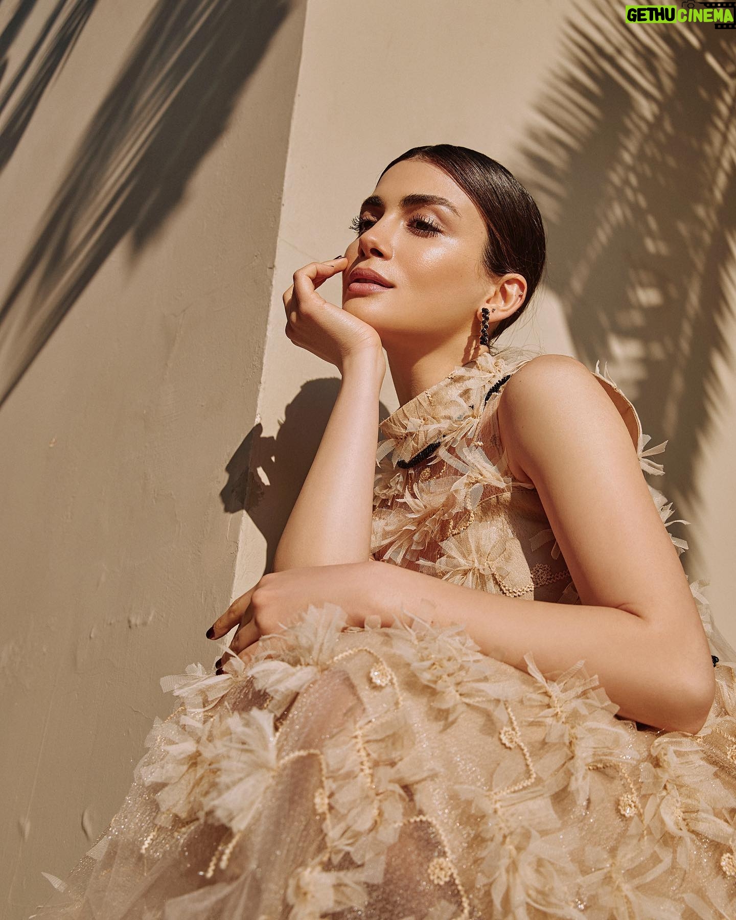 Özge Yağız Instagram - Bahar gibi gelen müthiş ekip🥰
@gardiropmagazin Mart!💘
Genel Yayın Yönetmeni: @gulay_ozdemir
Fotoğraflar: @serhathayri
Videografi: @onur.sahinogluu
Moda Direktörü: @caglakucukdereli
Styling: @giodevdariani
Saç: @mutluahmet.sinan
Makyaj: @selen_karabulut
Prodüksiyon: @mine.gunduz
Mekan: @cubuklu29
Turkcell Dergilik, dMags, Dijital Basın ve Magzter’den indirebilir, seçili metinleri sesli dinleyebilirsiniz.