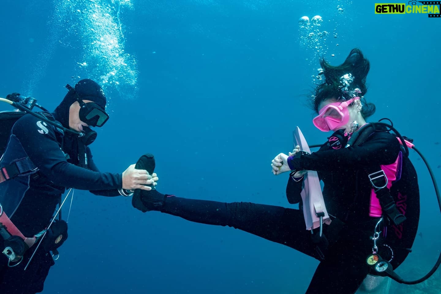 Jennylyn Mercado Instagram - Tried underwater Muay Thai at last!
Joke lang😜 Thank you @austria.marlon for helping me relieve my cramps!
📸 : @pernillasjoo