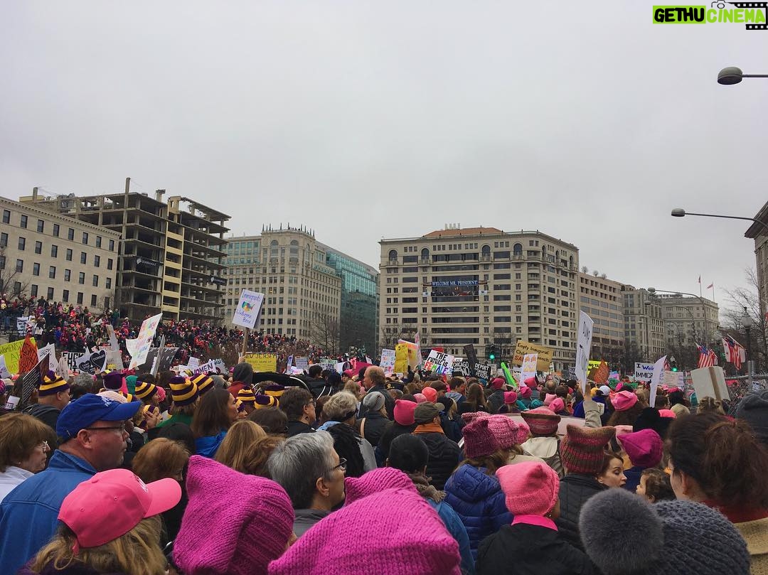 Lola Tung Instagram - This is what a democracy looks like💪#womensmarch #whyimarch @lilymarie___