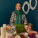 Elham Hamidi Instagram - .
قرار بهار امسال این است که همه چیزمان را نو کند
سال را، حال را و دل های غبار گرفته مان را.
قرار بگذاریم در این بهار برای یک دیگر خوشحالی دعا کنیم، سلامتی بخواهیم، توان بیشتر آرزو کنیم.
قرار بگذاریم امسال نسخه ی بهتری از خودمون رو بسازیم و برای دوستان و عزیزانمان شیرین تر باشیم.
بیایید در این بهار برای یک دیگر آغوش مهر بگشاییم و فروردین را با نیک اندیشی آغاز کنیم.
باشد که دلمان شاد شود.
برای شما چیزی نمی‌خواهم جز سلامتی و عاقبت بخیری.
گرچه سخت اما این بهار هم دوری ها را تحمل کنیم به امید روزی که دیگر عزیزی را از دست ندهیم.
.
نوروز ۱۴۰۰ مبارک 🌹
.
.
#الهام_حمیدی #سال_نو_مبارک #سال۱۴۰۰ #عیدنوروز 
#elhamhamidi #newyear #norooz