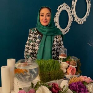 Elham Hamidi Instagram - .
قرار بهار امسال این است که همه چیزمان را نو کند
سال را، حال را و دل های غبار گرفته مان را.
قرار بگذاریم در این بهار برای یک دیگر خوشحالی دعا کنیم، سلامتی بخواهیم، توان بیشتر آرزو کنیم.
قرار بگذاریم امسال نسخه ی بهتری از خودمون رو بسازیم و برای دوستان و عزیزانمان شیرین تر باشیم.
بیایید در این بهار برای یک دیگر آغوش مهر بگشاییم و فروردین را با نیک اندیشی آغاز کنیم.
باشد که دلمان شاد شود.
برای شما چیزی نمی‌خواهم جز سلامتی و عاقبت بخیری.
گرچه سخت اما این بهار هم دوری ها را تحمل کنیم به امید روزی که دیگر عزیزی را از دست ندهیم.
.
نوروز ۱۴۰۰ مبارک 🌹
.
.
#الهام_حمیدی #سال_نو_مبارک #سال۱۴۰۰ #عیدنوروز 
#elhamhamidi #newyear #norooz