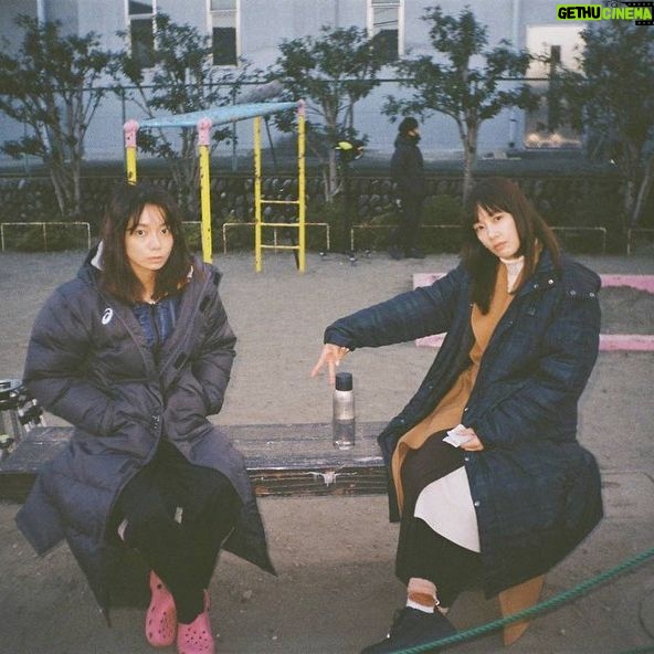 Asami Mizukawa Instagram - 栄利子と圭子とは元親友というような設定で、わたしとカンナとはまぁもぅ親友を通り越し親戚の様な間柄でもあるので…こう、ガッツリと芝居でやり取りというのは何とも不思議で面白い感覚で、そしてほんのちょっと気恥ずかしかったです。
カンナの圭子ステキでした。
この機会に同じ作品で関われたのは、わたし自身はとても良い思い出にもなったな。
#ナイルパーチの女子会
#フィルムで撮った現場写真