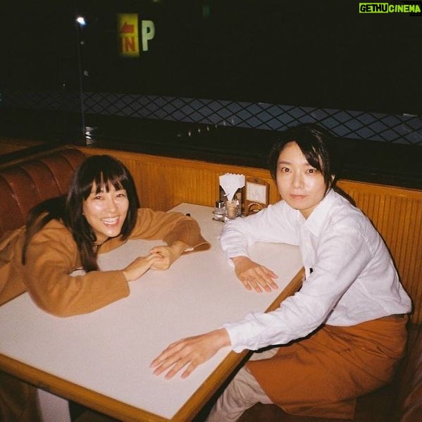 Asami Mizukawa Instagram - 栄利子と圭子とは元親友というような設定で、わたしとカンナとはまぁもぅ親友を通り越し親戚の様な間柄でもあるので…こう、ガッツリと芝居でやり取りというのは何とも不思議で面白い感覚で、そしてほんのちょっと気恥ずかしかったです。
カンナの圭子ステキでした。
この機会に同じ作品で関われたのは、わたし自身はとても良い思い出にもなったな。
#ナイルパーチの女子会
#フィルムで撮った現場写真
