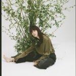 Asami Mizukawa Instagram - ほんとにスルスルで肌が気持ちが良いです。
個人的には長〜い袖も気に入ってます。ぐるぐると折って自身に合わせても、ダラリとそのまま着ても…♡

この度、77circaと一緒に服を作りました。
わたしのラッキーナンバーの7をプラスして
『7 77circa』で展開する事になりました。

私自身普段から心地よくなるべく天然で自然なものを身につけたい、そして長く着れば着るほど自身の体にどんどん馴染んでその風合いに愛着が湧くような、シンプルで経年変化を楽しめるような服に出会えたら…とこの企画がスタートしました。
シルクを身に纏う心地よさから自己の世界を広げ、また外の世界へもっともっと別の意識を向けて是非新しい自分に出会えるきっかけなれば嬉しいなと思います。

今日から77circaさんでサイトオープンです。
どうぞ、よろしく。
#77circa #777circa