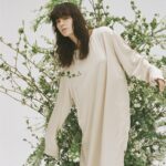 Asami Mizukawa Instagram - ほんとにスルスルで肌が気持ちが良いです。
個人的には長〜い袖も気に入ってます。ぐるぐると折って自身に合わせても、ダラリとそのまま着ても…♡

この度、77circaと一緒に服を作りました。
わたしのラッキーナンバーの7をプラスして
『7 77circa』で展開する事になりました。

私自身普段から心地よくなるべく天然で自然なものを身につけたい、そして長く着れば着るほど自身の体にどんどん馴染んでその風合いに愛着が湧くような、シンプルで経年変化を楽しめるような服に出会えたら…とこの企画がスタートしました。
シルクを身に纏う心地よさから自己の世界を広げ、また外の世界へもっともっと別の意識を向けて是非新しい自分に出会えるきっかけなれば嬉しいなと思います。

今日から77circaさんでサイトオープンです。
どうぞ、よろしく。
#77circa #777circa