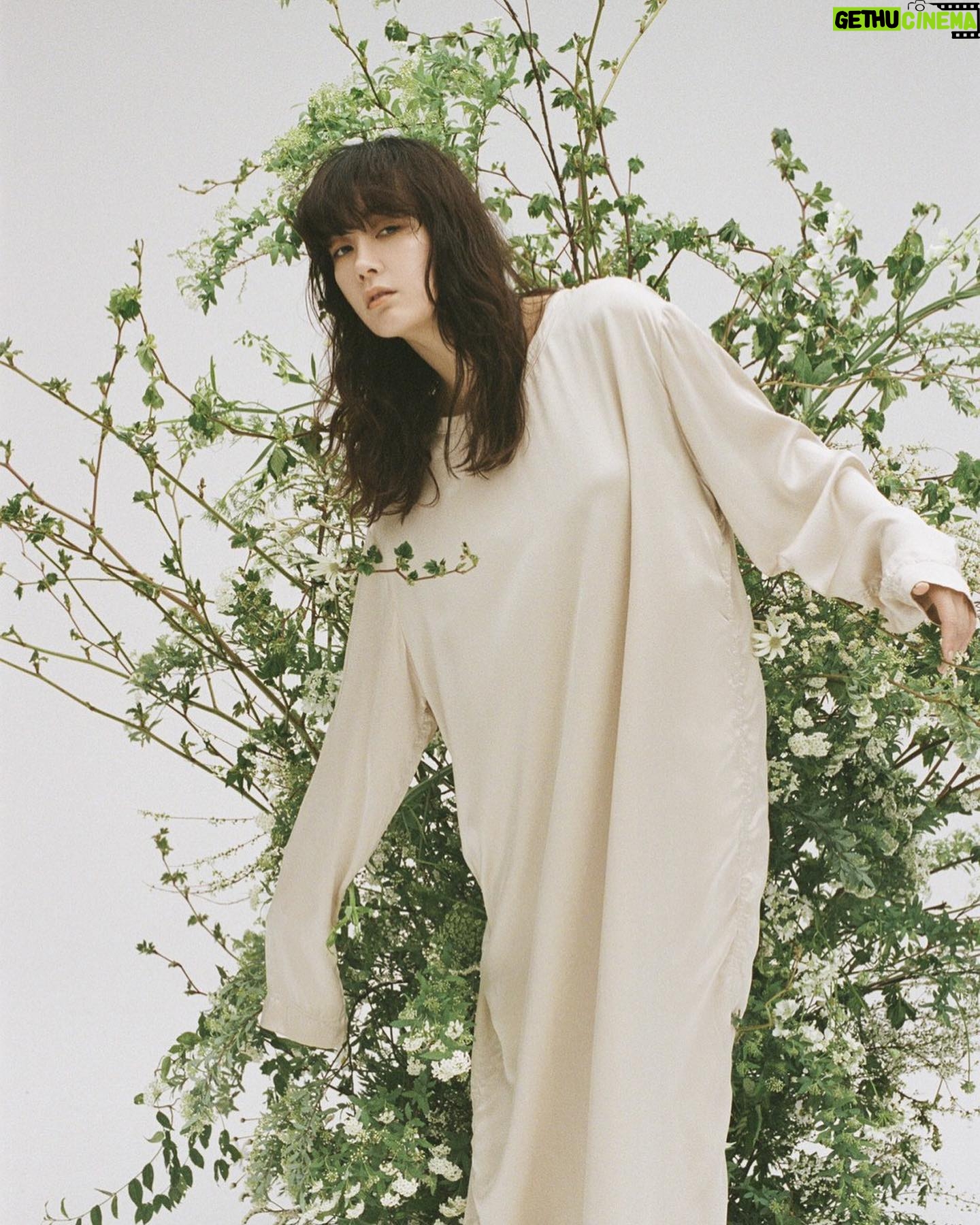 Asami Mizukawa Instagram - ほんとにスルスルで肌が気持ちが良いです。
個人的には長〜い袖も気に入ってます。ぐるぐると折って自身に合わせても、ダラリとそのまま着ても…♡
この度、77circaと一緒に服を作りました。
わたしのラッキーナンバーの7をプラスして
『7 77circa』で展開する事になりました。
私自身普段から心地よくなるべく天然で自然なものを身につけたい、そして長く着れば着るほど自身の体にどんどん馴染んでその風合いに愛着が湧くような、シンプルで経年変化を楽しめるような服に出会えたら…とこの企画がスタートしました。
シルクを身に纏う心地よさから自己の世界を広げ、また外の世界へもっともっと別の意識を向けて是非新しい自分に出会えるきっかけなれば嬉しいなと思います。
今日から77circaさんでサイトオープンです。
どうぞ、よろしく。
#77circa #777circa