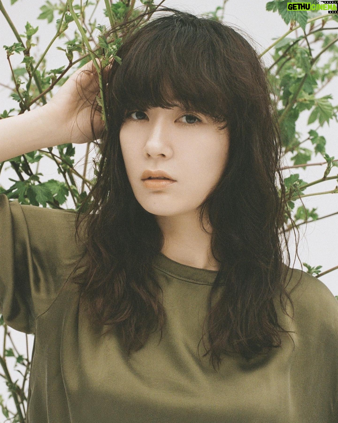 Asami Mizukawa Instagram - ほんとにスルスルで肌が気持ちが良いです。
個人的には長〜い袖も気に入ってます。ぐるぐると折って自身に合わせても、ダラリとそのまま着ても…♡
この度、77circaと一緒に服を作りました。
わたしのラッキーナンバーの7をプラスして
『7 77circa』で展開する事になりました。
私自身普段から心地よくなるべく天然で自然なものを身につけたい、そして長く着れば着るほど自身の体にどんどん馴染んでその風合いに愛着が湧くような、シンプルで経年変化を楽しめるような服に出会えたら…とこの企画がスタートしました。
シルクを身に纏う心地よさから自己の世界を広げ、また外の世界へもっともっと別の意識を向けて是非新しい自分に出会えるきっかけなれば嬉しいなと思います。
今日から77circaさんでサイトオープンです。
どうぞ、よろしく。
#77circa #777circa