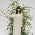 Asami Mizukawa Instagram - ほんとにスルスルで肌が気持ちが良いです。
個人的には長〜い袖も気に入ってます。ぐるぐると折って自身に合わせても、ダラリとそのまま着ても…♡

この度、77circaと一緒に服を作りました。
わたしのラッキーナンバーの7をプラスして
『7 77circa』で展開する事になりました。

私自身普段から心地よくなるべく天然で自然なものを身につけたい、そして長く着れば着るほど自身の体にどんどん馴染んでその風合いに愛着が湧くような、シンプルで経年変化を楽しめるような服に出会えたら…とこの企画がスタートしました。
シルクを身に纏う心地よさから自己の世界を広げ、また外の世界へもっともっと別の意識を向けて是非新しい自分に出会えるきっかけなれば嬉しいなと思います。

今日から77circaさんでサイトオープンです。
どうぞ、よろしく。
#77circa #777circa