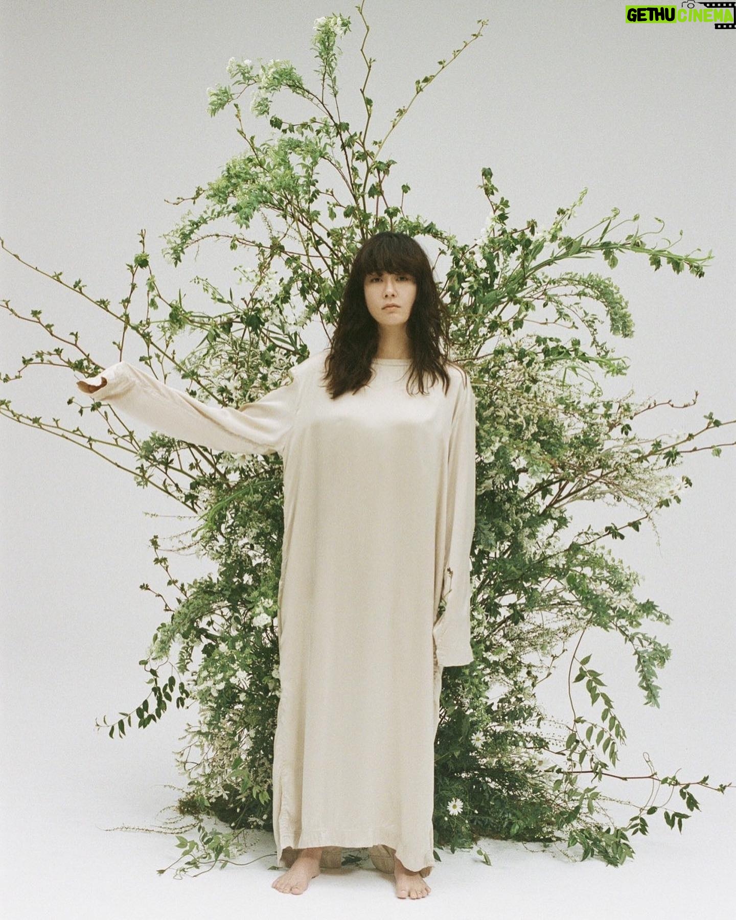 Asami Mizukawa Instagram - ほんとにスルスルで肌が気持ちが良いです。
個人的には長〜い袖も気に入ってます。ぐるぐると折って自身に合わせても、ダラリとそのまま着ても…♡
この度、77circaと一緒に服を作りました。
わたしのラッキーナンバーの7をプラスして
『7 77circa』で展開する事になりました。
私自身普段から心地よくなるべく天然で自然なものを身につけたい、そして長く着れば着るほど自身の体にどんどん馴染んでその風合いに愛着が湧くような、シンプルで経年変化を楽しめるような服に出会えたら…とこの企画がスタートしました。
シルクを身に纏う心地よさから自己の世界を広げ、また外の世界へもっともっと別の意識を向けて是非新しい自分に出会えるきっかけなれば嬉しいなと思います。
今日から77circaさんでサイトオープンです。
どうぞ、よろしく。
#77circa #777circa
