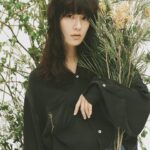 Asami Mizukawa Instagram - ほんとにスルスルで肌が気持ちが良いです。
個人的には長〜い袖も気に入ってます。ぐるぐると折って自身に合わせても、ダラリとそのまま着ても…♡

この度、77circaと一緒に服を作りました。
わたしのラッキーナンバーの7をプラスして
『7 77circa』で展開する事になりました。

私自身普段から心地よくなるべく天然で自然なものを身につけたい、そして長く着れば着るほど自身の体にどんどん馴染んでその風合いに愛着が湧くような、シンプルで経年変化を楽しめるような服に出会えたら…とこの企画がスタートしました。
シルクを身に纏う心地よさから自己の世界を広げ、また外の世界へもっともっと別の意識を向けて是非新しい自分に出会えるきっかけなれば嬉しいなと思います。

今日から77circaさんでサイトオープンです。
どうぞ、よろしく。
#77circa #777circa