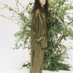 Asami Mizukawa Instagram - ほんとにスルスルで肌が気持ちが良いです。
個人的には長〜い袖も気に入ってます。ぐるぐると折って自身に合わせても、ダラリとそのまま着ても…♡

この度、77circaと一緒に服を作りました。
わたしのラッキーナンバーの7をプラスして
『7 77circa』で展開する事になりました。

私自身普段から心地よくなるべく天然で自然なものを身につけたい、そして長く着れば着るほど自身の体にどんどん馴染んでその風合いに愛着が湧くような、シンプルで経年変化を楽しめるような服に出会えたら…とこの企画がスタートしました。
シルクを身に纏う心地よさから自己の世界を広げ、また外の世界へもっともっと別の意識を向けて是非新しい自分に出会えるきっかけなれば嬉しいなと思います。

今日から77circaさんでサイトオープンです。
どうぞ、よろしく。
#77circa #777circa