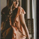 Amina Khalil Instagram - Where do I begin..
To tell the story of how great a love can be..
The sweet love story that is older than the sea..
The simple truth about the love he brings to me..
Where do I start.. 🧡

Captured by: @azaatar
MUA: @perry.saber 
Styled by me :)