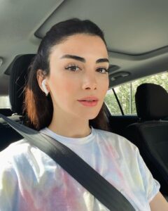 Özge Yağız Instagram - baba yaga mısın be özge