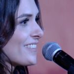 Monica Iozzi Instagram - #tbt • O ano era 2017. Fui convidada para ir ao programa @conversacombial . Pedro já me conhece há anos e sempre falava pra mim: “Você é muito corajosa, menina. Muda de profissão a cada dois anos! 🤣”

Então ele propôs a seguinte brincadeira: “Vamos anunciar a sua entrevista como se você estivesse se lançando numa nova função? Topa anunciar que a partir de agora você será cantora?”

Eu achei graça e topei de cara. A questão então era: qual música, meu Deus? Eu só poderia passar a música com a banda uma vez antes da gravação. Estava nervosa!

Precisávamos de alguma canção que a banda já tivesse em seu repertório, que não precisássemos mudar o tom e que eu soubesse a letra de cor, é claro.

Duas opções me vieram à cabeça, Como Nosso Pais (Belchior) ou Folhetim (Chico Buarque).
Achei que a primeira opção caberia melhor naquela ocasião. Rs

Em meu coração, pedi licença a Belchior e à incomparável Elis Regina (maior intérprete desta canção e uma das maiores artistas de todos os tempos). Com a nossa brincadeira, temia macular a beleza, a força e a rebeldia deste hino. Rezo até hoje para que eles tenham me perdoado por esta  homenagem meio torta.

Espero que, em breve os versos 

  Eles venceram
  E o sinal está fechado pra nós 
  Que somos jovens

deixem de fazer tanto sentido.

Sigamos no amor e luta! 💜

@pedrobial 
@tvglobo 

#conversacombial 
#monicaiozzi 
#belchior 
#eliseregina