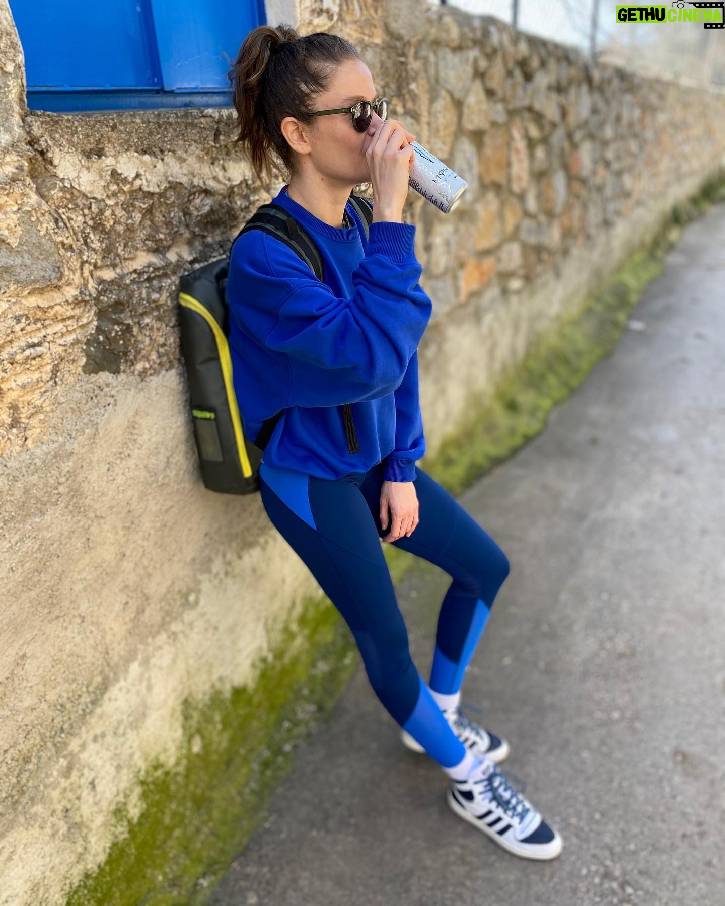 Burcu Biricik - 247.4K Likes - Bir nefes alΔ±p enerjimizi geri toplamayalim mi ? π₯βοΈ