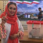 Elham Hamidi Instagram - امروز جمعه تعطيل نيست . خستگي و صف طولاني و سفر و استراحت ، ممنوع ، وظيفه همه ما ايراني هاست كه در تكليف سرنوشت  خود و آينده كشورمان حضور و شركت داشته باشيم من در سفري تفريحي هستم اما خواستم بگم چند ساعت پيش در پاي صندوق هاي راي حاضر شدم و راي دادم ،  شنيدم و ميدونم در اكثر شعبه ها و مخصوصا شهر هاي بزرگ استقبال و حضور شما مردم عزيز بالاست و در گرما  بايد در صف هاي طولاني  منتظر باشيد خسته نباشيد مي گم به همه عوامل برگزاركننده و اجرايي و شما مردم عزيز و دوست داشتني كه هميشه گل ميكارين ، بخاطر تحمل صف هاي بلند بهتره دسته جمعي بريد تا زمان و وقت خود را دور هم باشيد💟💜🏝🛶🚴‍♀️🌂☂️
