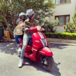 Burcu Biricik Instagram - Bu bir çekirdek aile fotosudur 🥰🎉🤟 
İlk motor gezisini ateşlenmesi sonucu jet hızıyla veterinere gitmesiyle yapan Cesi’nin mutluluğu gözlerinden okundu 😅 
📷: @gizemonen 🎈