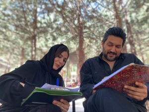 Sahar Dolatshahi Instagram - همراه با آقا بهداد (امیر شایگان)  در حال آماده شدن برای سکانس ٫عکسها رو آقا شاه حسینی گرفتن 💙💙 #میخواهم_زنده_بمانم