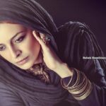 Sare Bayat Instagram - .
زمانمان به آخر رسیده بود، تاریخِ انقضای 
آخرین نفس هایت. پس اولین تنهاییِ بی تو 
کنارم دراز کشید. بی تو باید آبستنِ مرگ را
فریاد می زدم تا تو دوباره متولد مي شدي.
.
عکس بابک حصیبیان عزیز 🙏