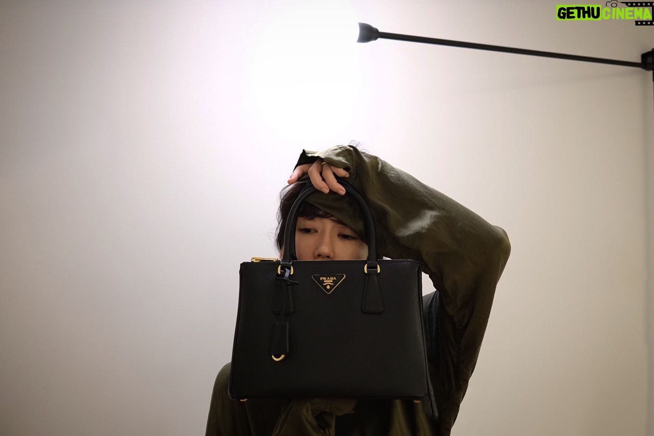 Asami Mizukawa Instagram - プラダのアイコニックなハンドバッグ「プラダ ガレリア」
飽きのこない美しい佇まいです。
#PradaGalleria
@prada