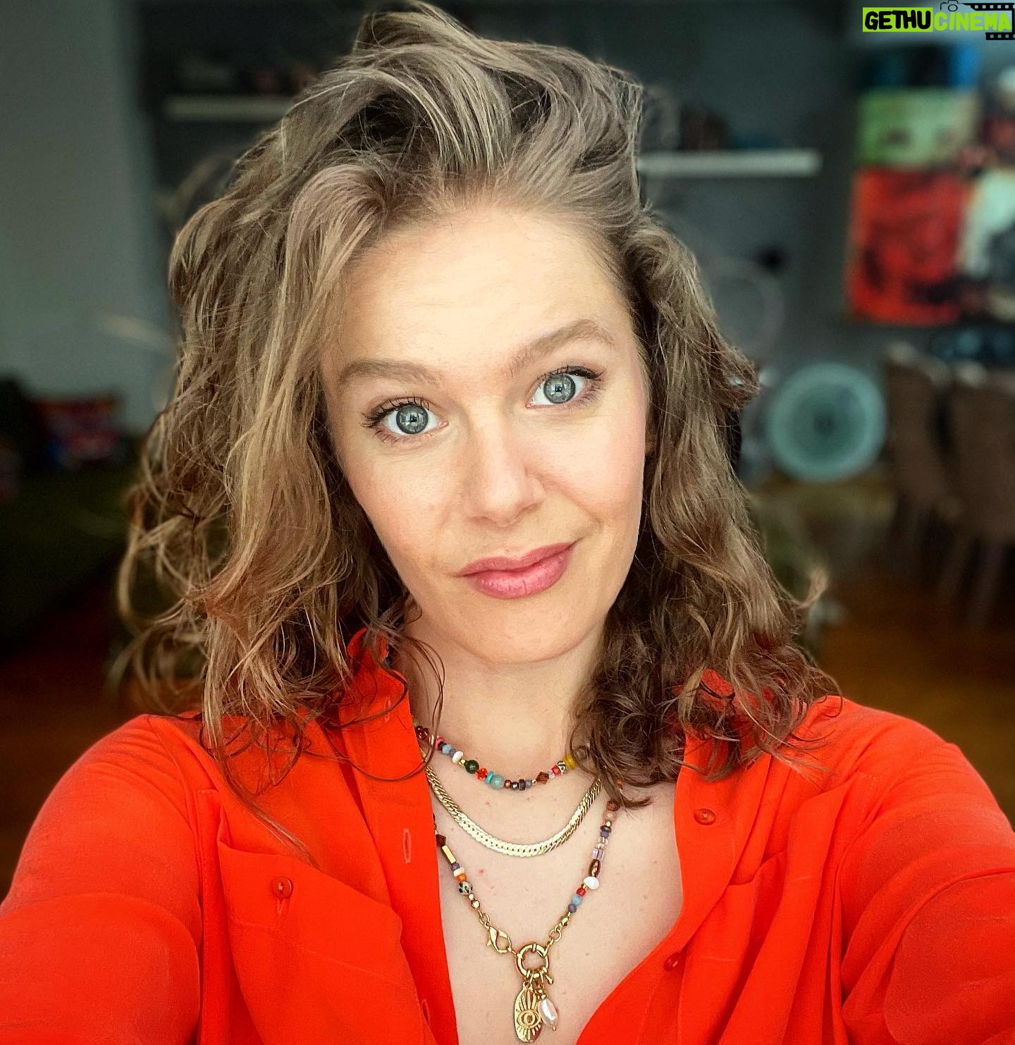 Burcu Biricik - 293.9K Likes - love orange π§‘