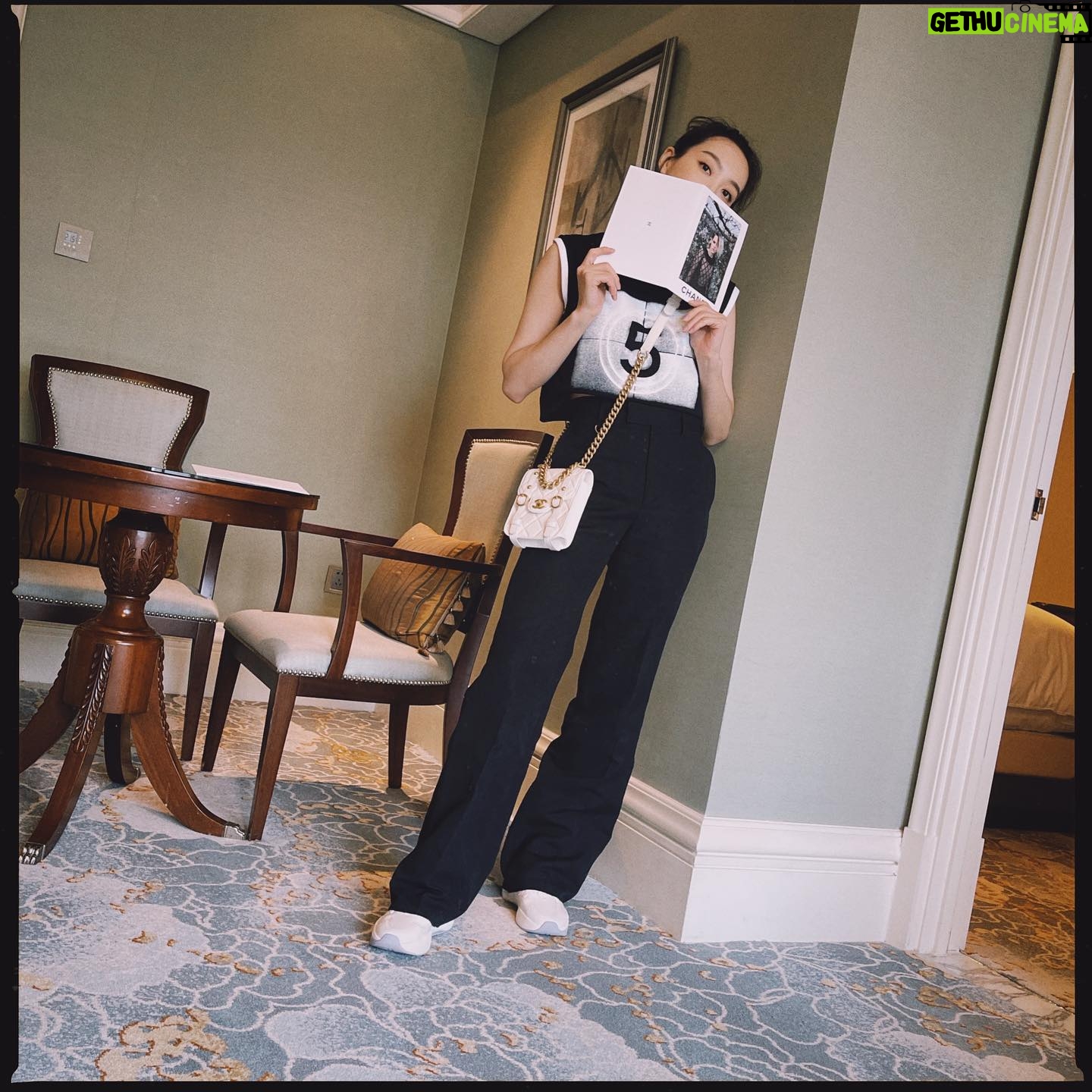 Victoria Song Instagram - 我也要过 #六一儿童节 🥰🥰
@chanelofficial
@chanel.beauty