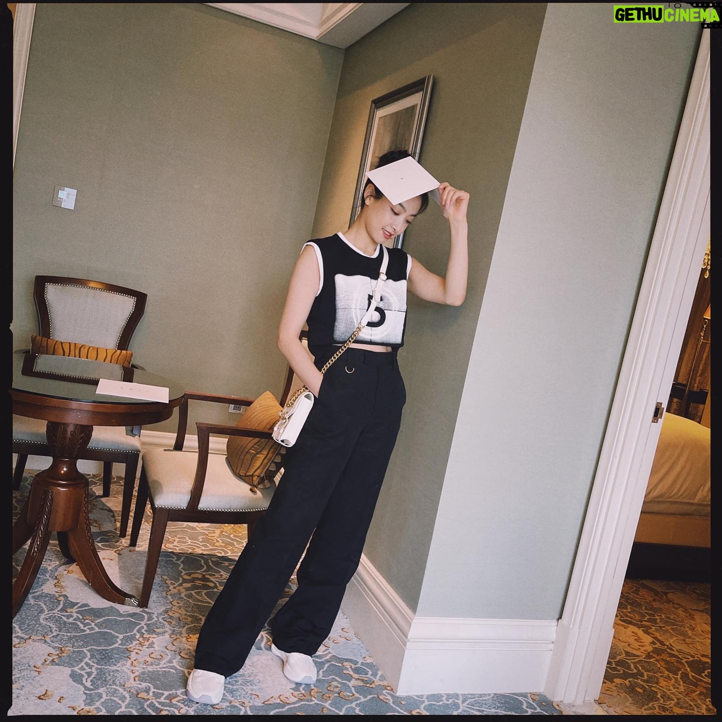 Victoria Song Instagram - 我也要过 #六一儿童节 🥰🥰
@chanelofficial
@chanel.beauty