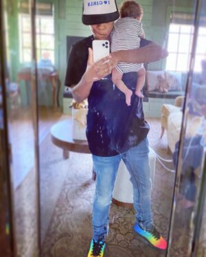 Samira Wiley Instagram - Walking into Pride Month wit what I like on my hat and my #pride on my feet. Happy #pridemonth from a coupla real ones 🏳️‍🌈🏳️‍🌈

(Well, 2 girls 2 b exact. Come meet me out back, @lomorelli. I’ll be the one holding ya baby. 😉) #bornperfect #pride
