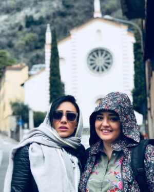 Narges Mohammadi Instagram - المیرایی عزیزم تولدت مبارک برات آرزویی شادی و خوشبختی تو زندگیت دارم تو این ۱۱ سال رفاقت من وتو روزها و لحظات شادی کنار هم داشتیم خودت می دونی جایی تو رو تو قلبم کسی پر نمیکنه دوست دارم و هزار بار تولدت مبارک🌺🌸🎂
پ ن؛علی هم تو عینکت هست🌺🌸