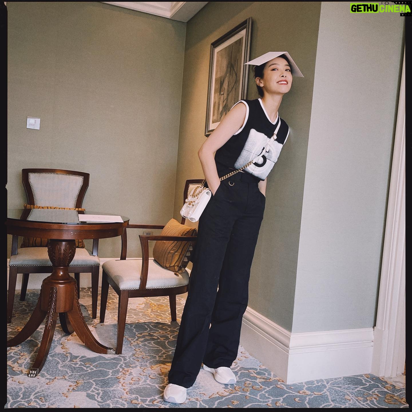 Victoria Song Instagram - 我也要过 #六一儿童节 🥰🥰
@chanelofficial
@chanel.beauty